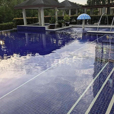 Bellagio One Bedrroom Bgc Burgos Circle By Christine Suites Ph Taguig Extérieur photo